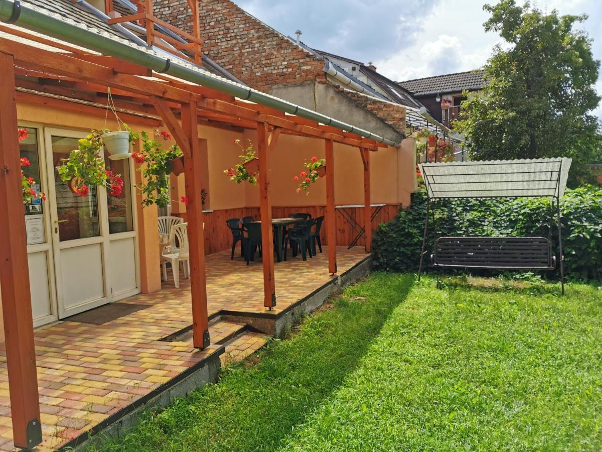 Hotel Kis Rigo Vendeghaz Salgótarján Exterior foto